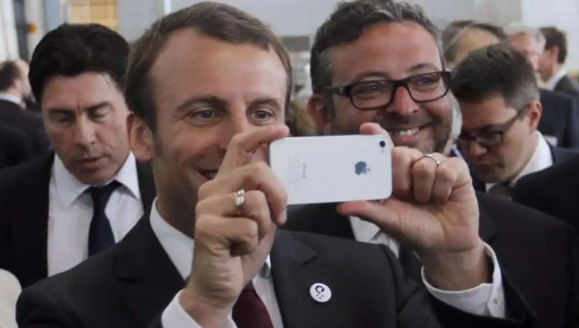 macron smartphone