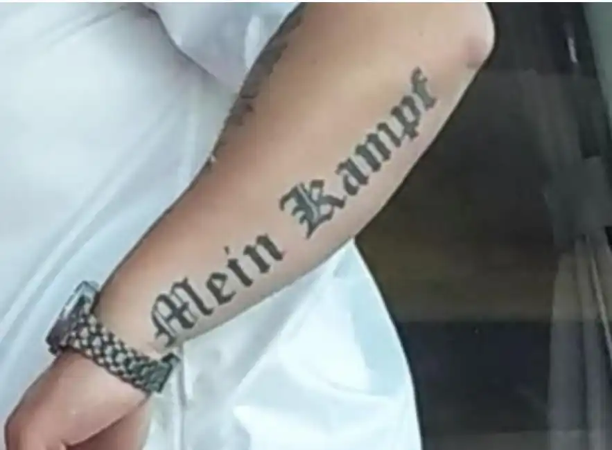 autista tatuaggio mein kampf