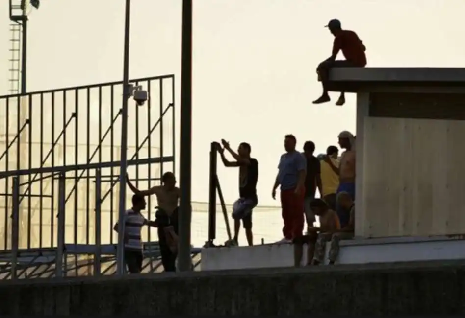 migranti rivolta cpr roma