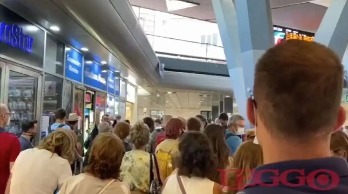 assembramenti alla stazione centrale di napoli coronavirus