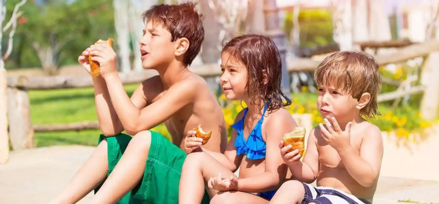 mangiare e fare il bagno bambini mare vacanza spiaggia bimbi