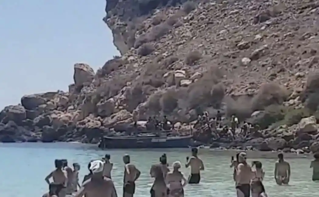 migranti lampedusa spiaggia dei conigli