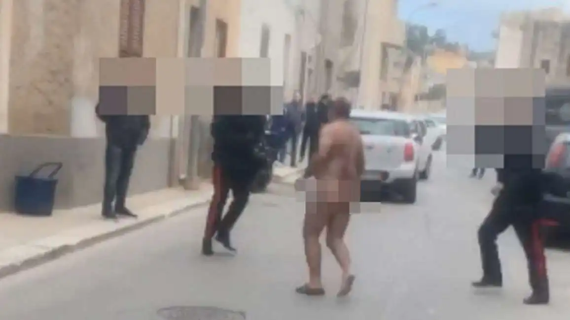 uomo nudo per strada fermato dai carabinieri 2