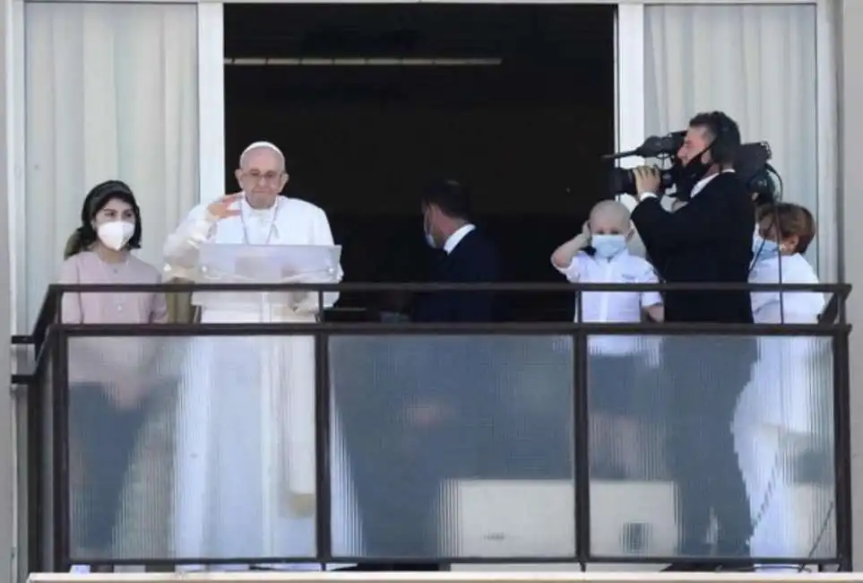 angelus dal gemelli di papa francesco