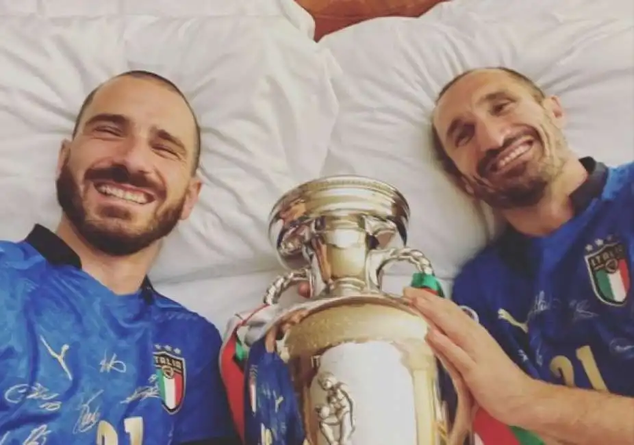 giorgio chiellini e leonardo bonucci con la coppa