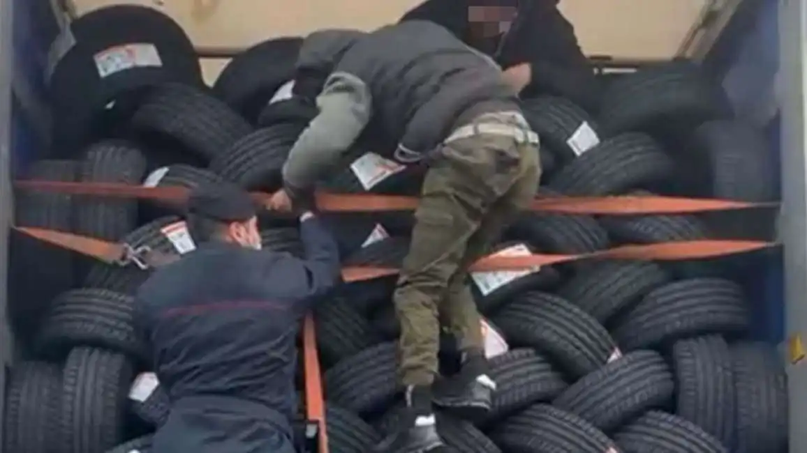 polizia perquisce il camion migranti desio