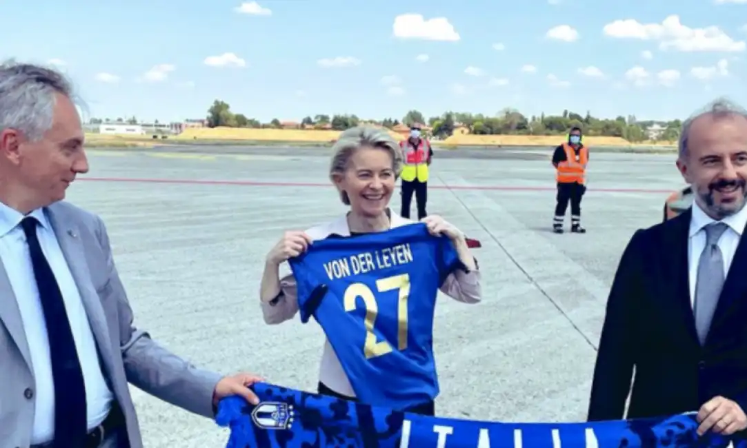 von der leyen con la maglia degli azzurri