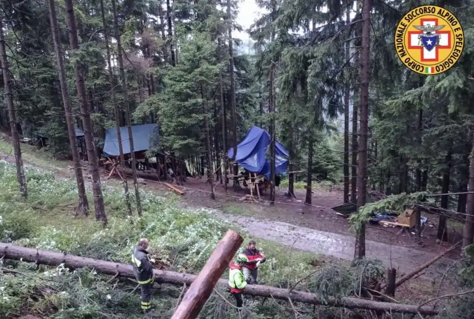 albero travolge un campo scout in val camonica maltempo brescia 