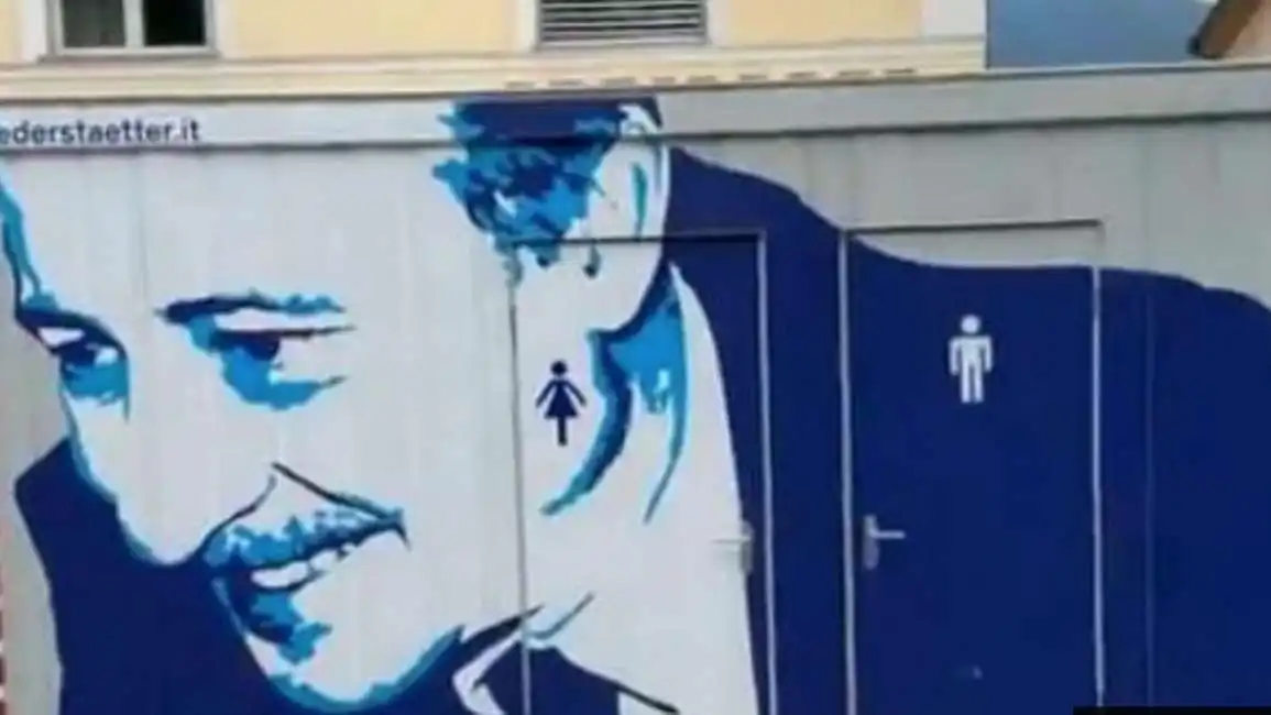 borsellino volto sul container che ospita toilette pubblica