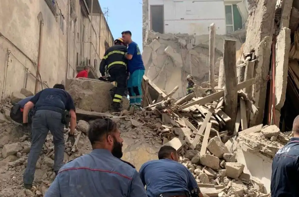 crollo palazzina a torre del greco napoli 