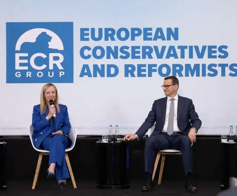 giorgia meloni e mateusz morawiecki alla conferenza di ecr a varsavia