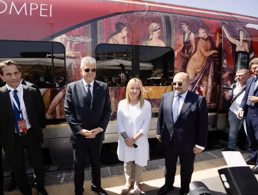 giorgia meloni gennaro sangiuliano frecciarossa roma pompei 