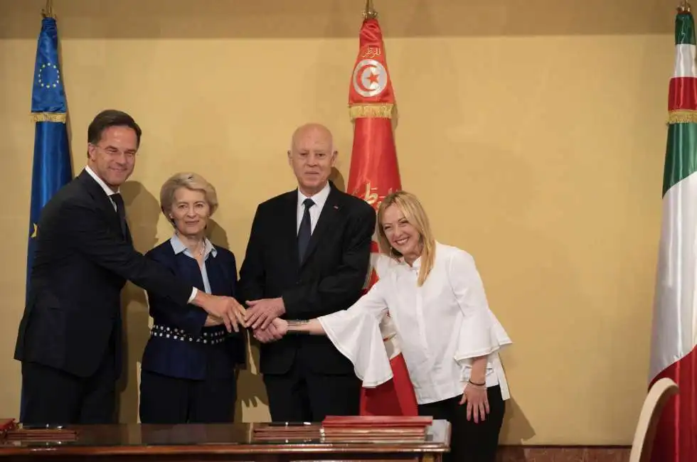 mark rutte - ursula von der leyen - kais saied - giorgia meloni - firma memorandum tunisia 