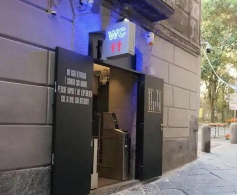 se ti scappa - bagno pubblico a napoli