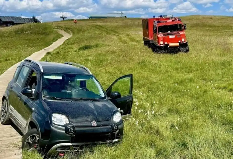 automobilista finisce fuori strada dopo aver seguito le indicazioni del navigatore 