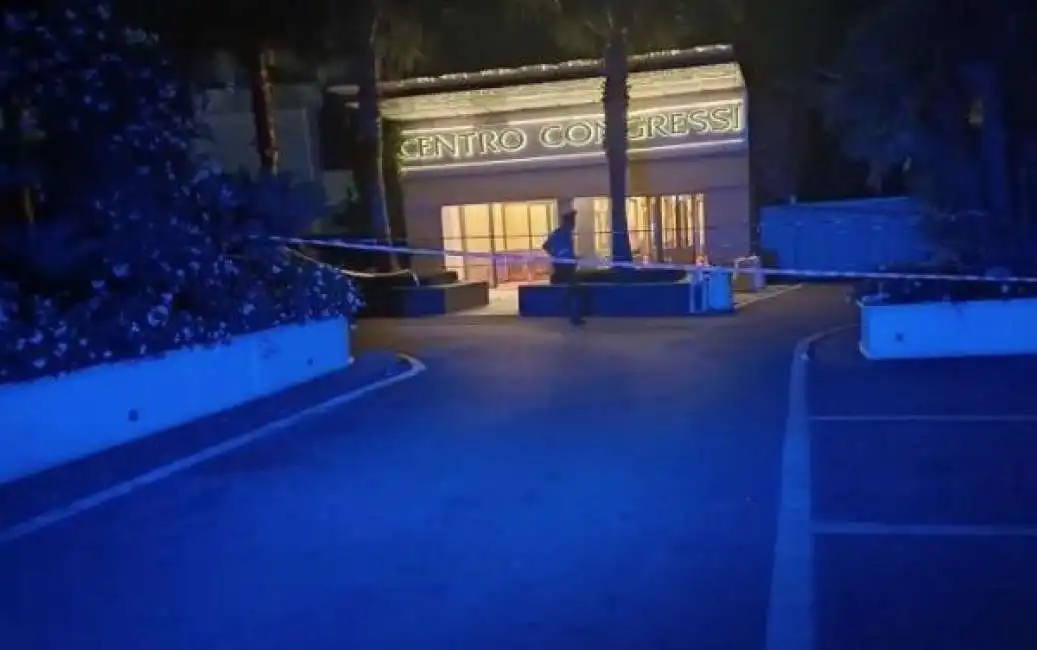 il centro congressi dell hotel ariston di capaccio paestum dopo la sparatoria al festival internazionale del sordo