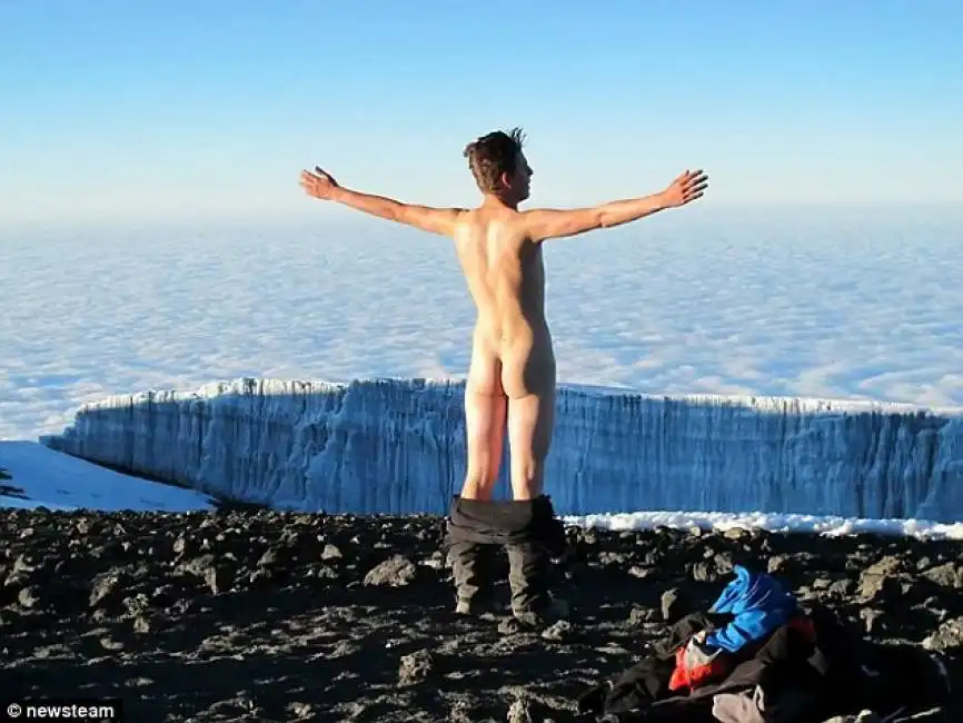 scala il kilimanjaro e si spoglia nudo