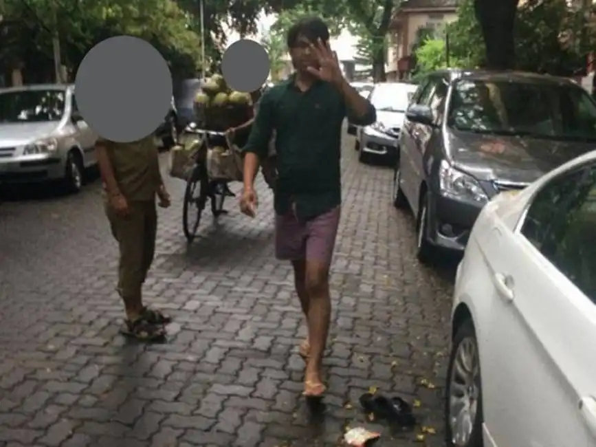 mumbai - un ragazzo si masturba davanti a una turista americana