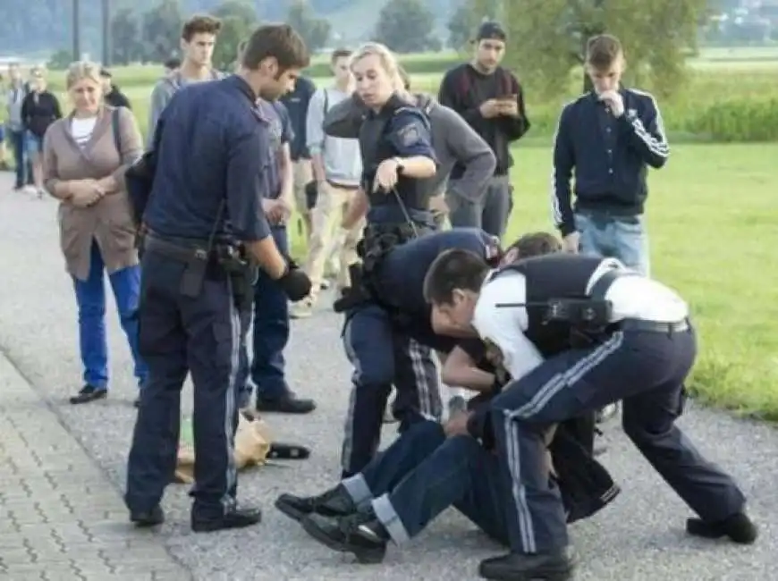 coltellate sul treno in austria aggressore arrestato