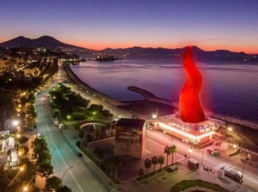 corno sul lungomare a napoli