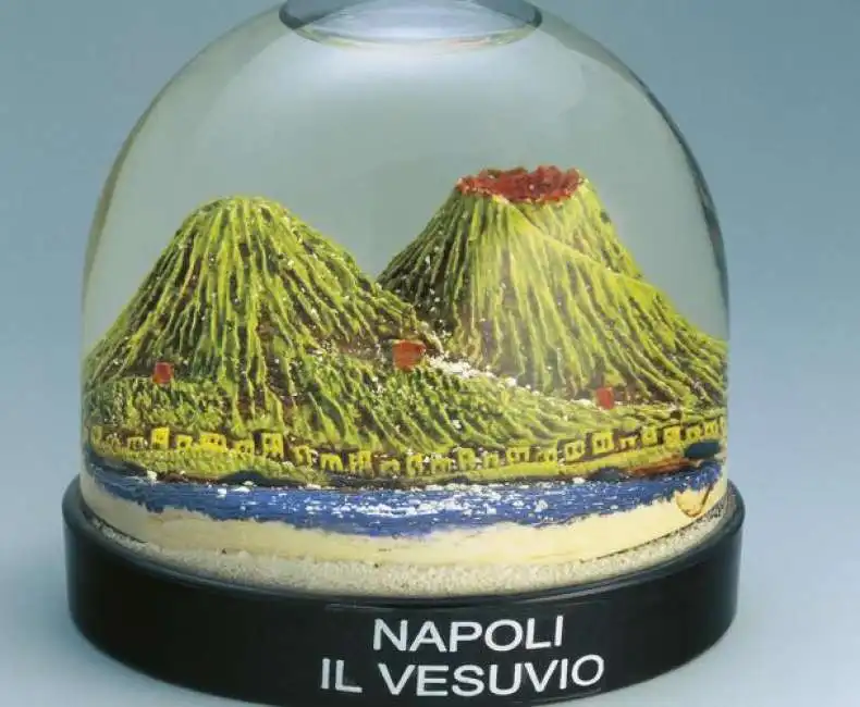 la palla di vetro con la neve e il vesuvio - napoli