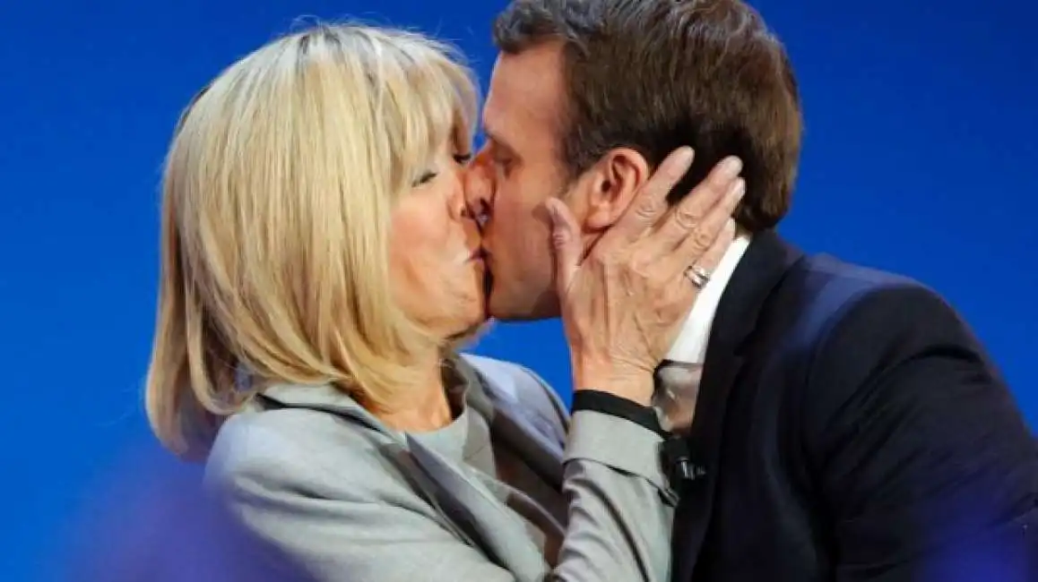 macron brigitte bacio