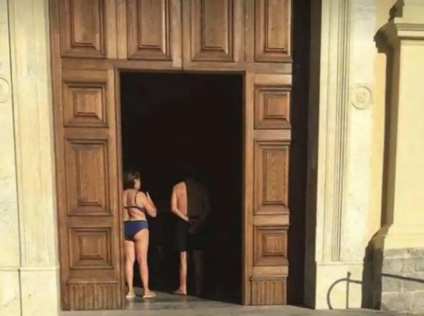 villammare cilento bikini e boxer in chiesa