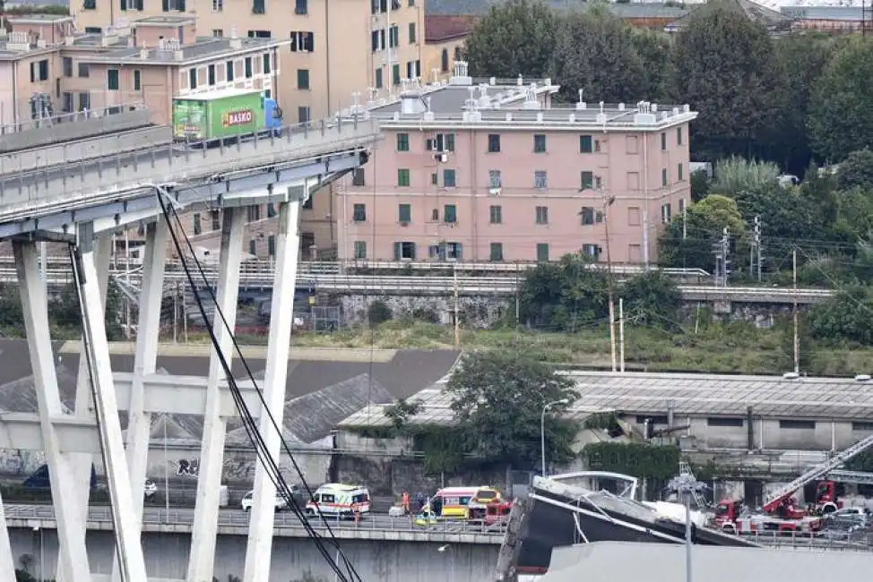 crolla il ponte morandi a genova b