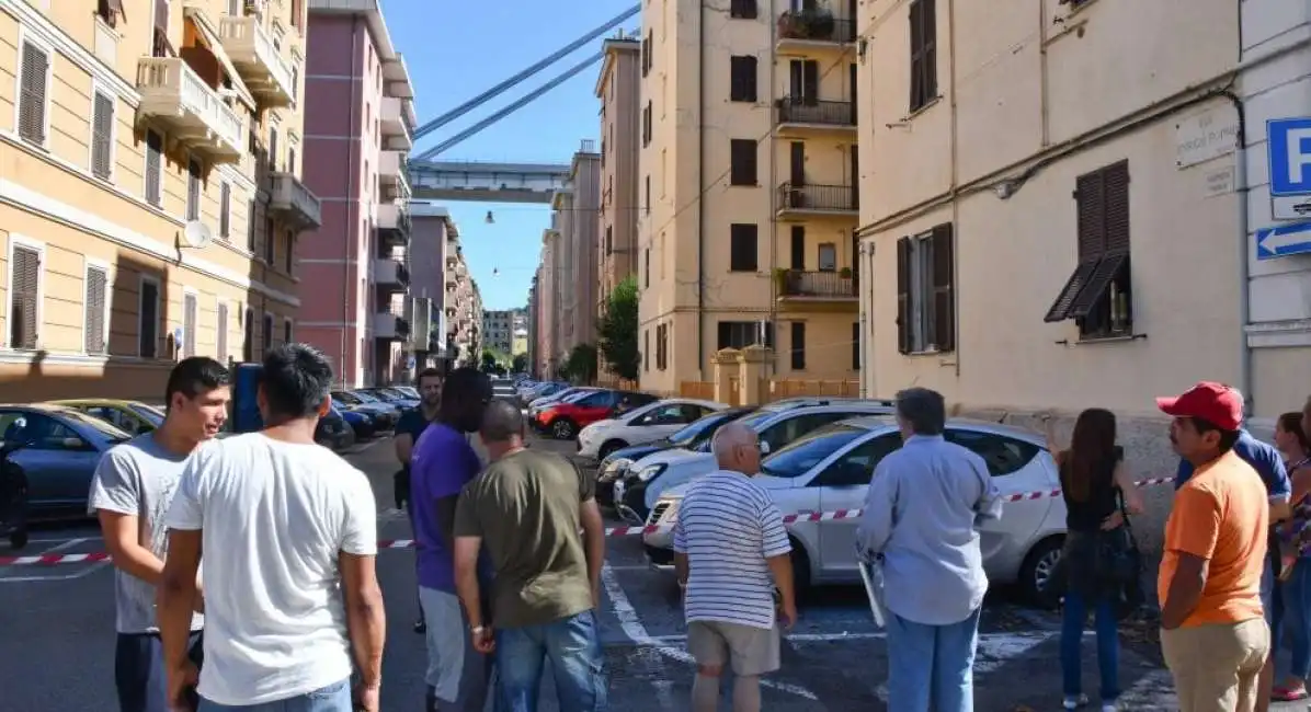 genova, le case di via walter fillak, sotto il ponte crollato