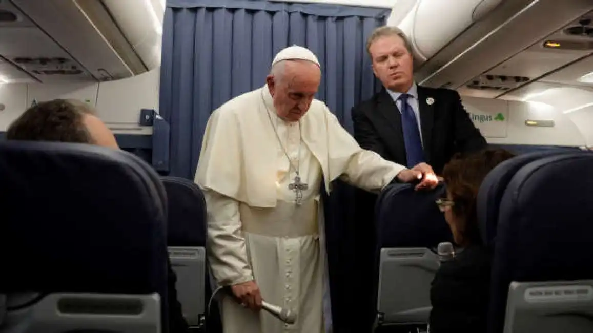 papa bergoglio in aereo 