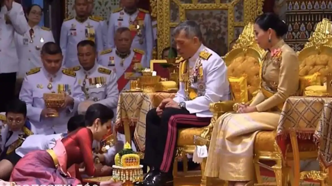 maha vajiralongkorn e sineenat wongvajirapakdi-2