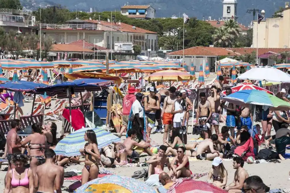 coronavirus spiaggia assembramenti