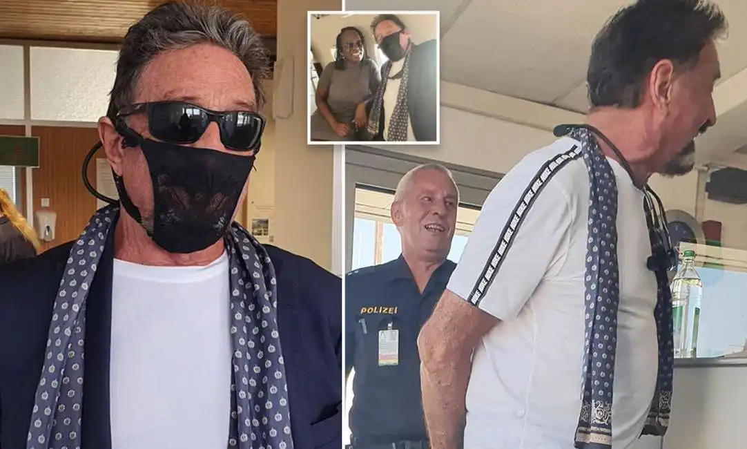 john mcafee tanga mascherina 