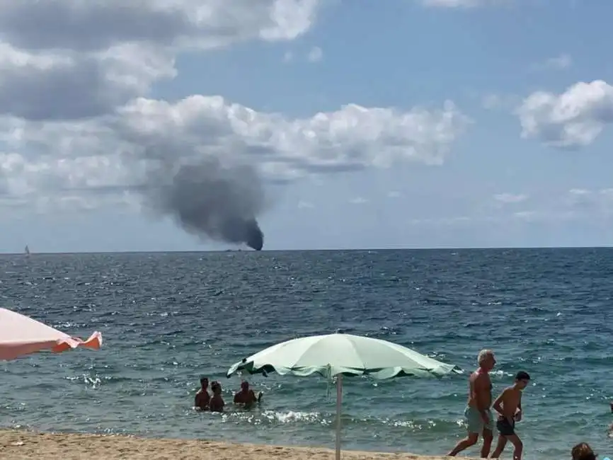 nave di migranti esplode al largo di crotone