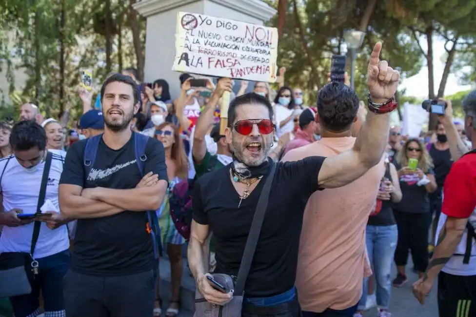 spagna madrid manifestazioni no mascherina