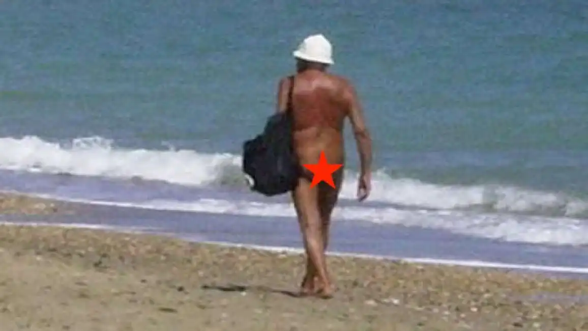 uomo nudo in spiaggia