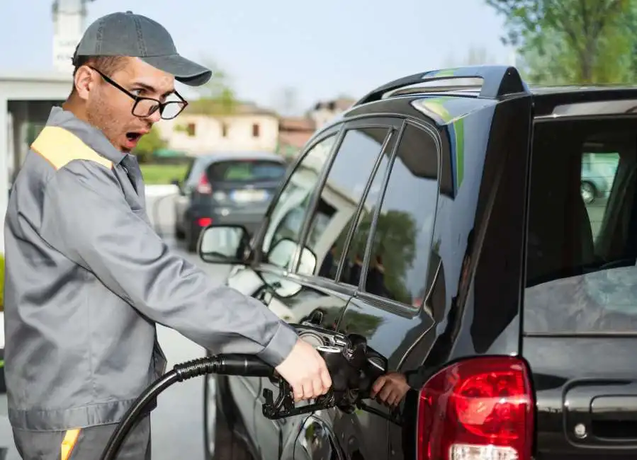 benzinaio benzina distributore 