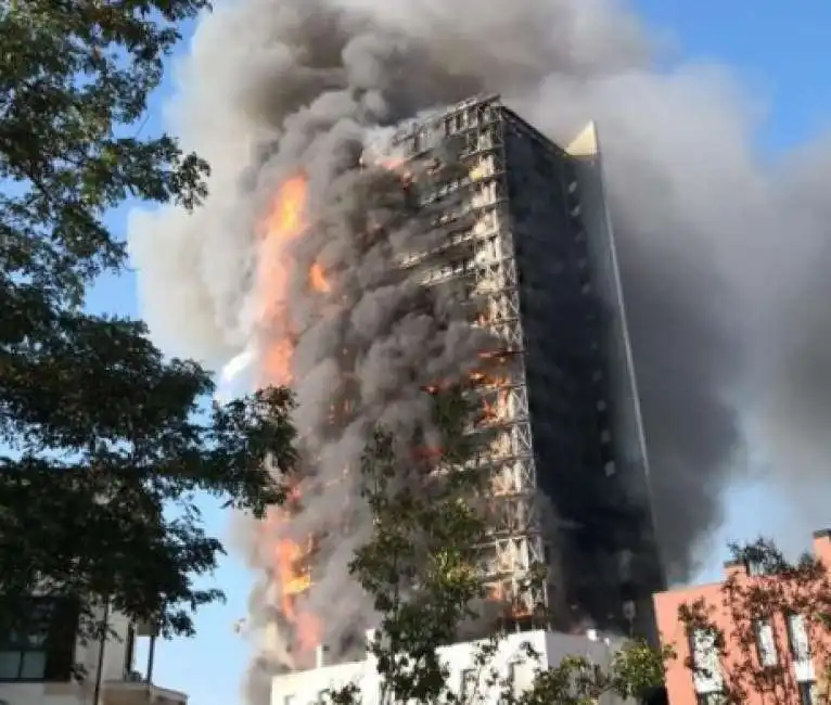 milano incendio grattacielo via antonini