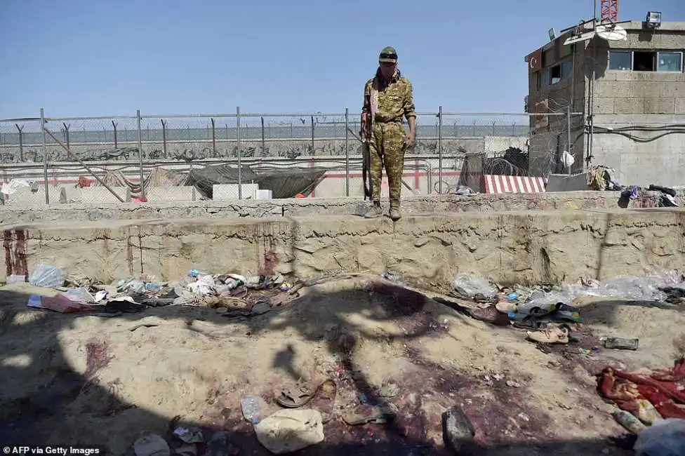 talebano presidia il luogo dell'attentato a kabul