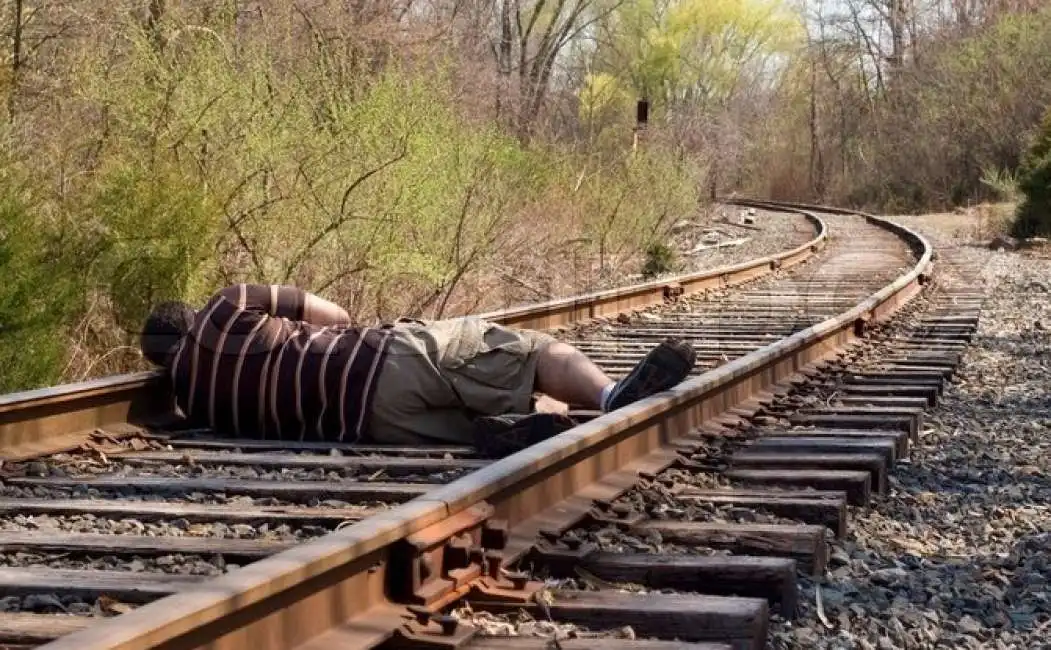 uomo binario treno