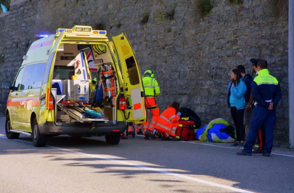 uomo schiacciato dall'auto che stava rubando 