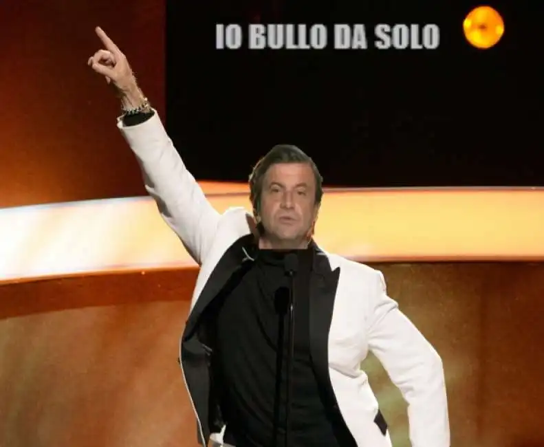 carlo calenda bullo da solo