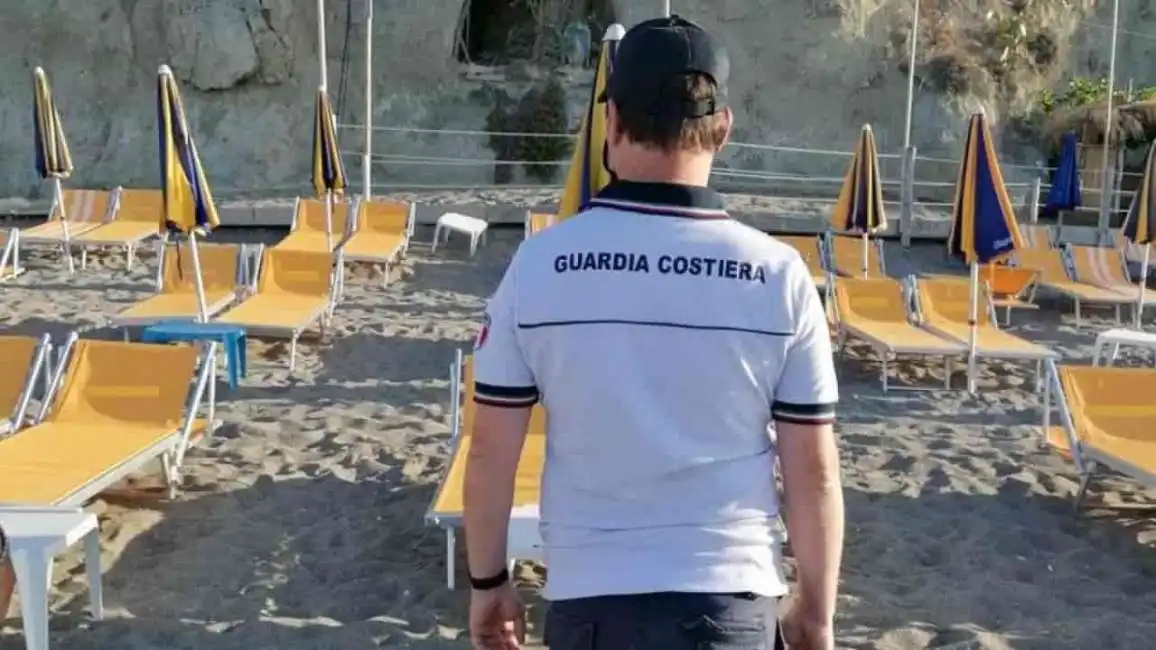 furbetti ombrellone spiaggia 