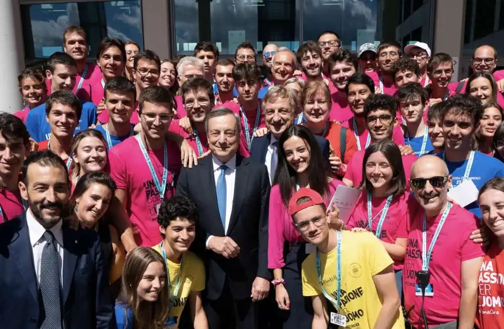 mario draghi con i giovani volontari del meeting di rimini 