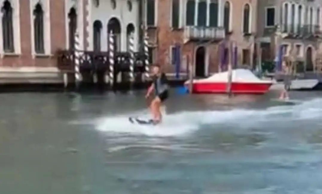 surf nel canal grande a venezia