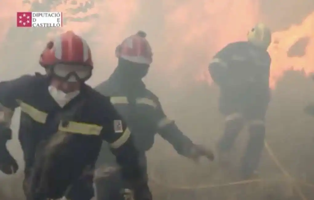 vigili del fuoco al lavoro per spegnere gli incendi in spagna - 4