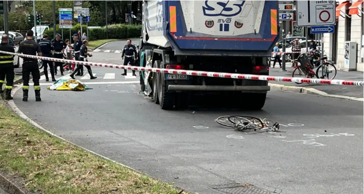 ciclista travolta da un camion in viale caldara a milano