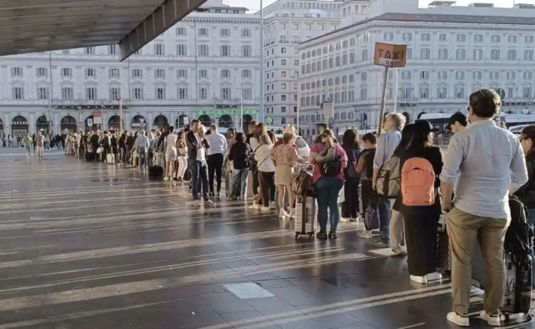 fila per i taxi a roma 