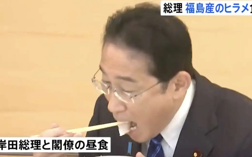 il primo ministro giapponese kishida e dei ministri si mangiano il pesce di fukushima