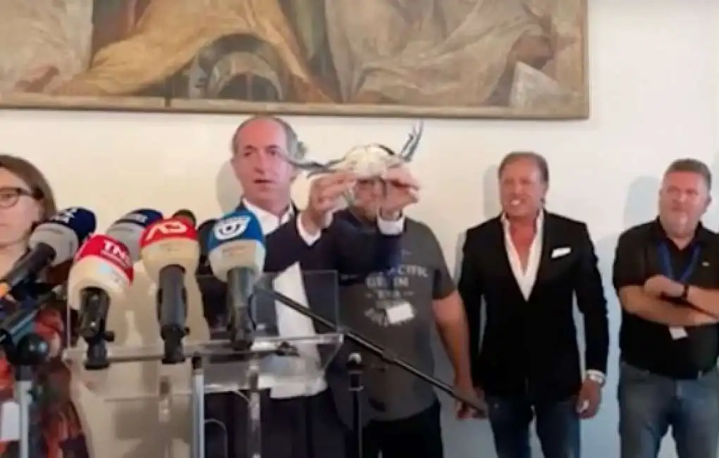 luca zaia mostra un granchio blu 